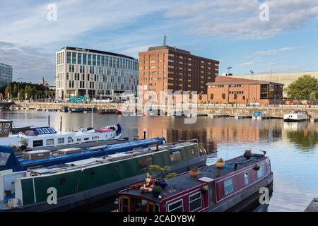 Liverpool Waterfront, Blick vom Salthouse Dock in Richtung Hilton Liverpool City Centre Hotel und Merseyside Police Headquarter, Liverpool, Merseyside, UK Stockfoto