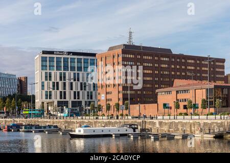 Liverpool Waterfront, Blick vom Salthouse Dock in Richtung Hilton Liverpool City Centre Hotel und Merseyside Police Headquarter, Liverpool, Merseyside, UK Stockfoto