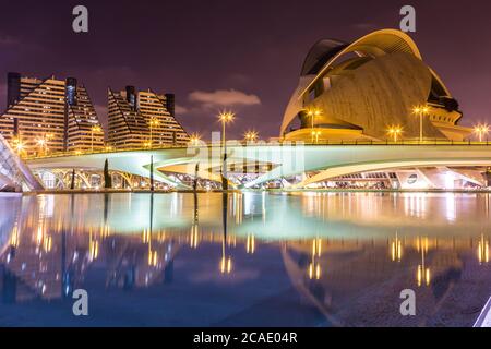 VALENCIA, SPANIEN - JULI 22: Stadt der Künste und Wissenschaften, entworfen vom Architekten Santiago Calatrava in Valencia am 22. Juli 2014 in Valencia, Spanien Stockfoto