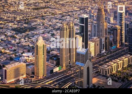 Luftaufnahme der Wolkenkratzer entlang der Sheikh Zayed Road in Dubai, VAE Stockfoto