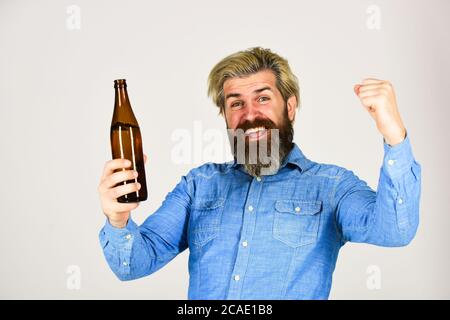 Glücklicher Mann hält volle Glasflasche in der Hand. Männlich hält Flasche Bier. Hipster Rest in Pub. Sportliebhaber Kopf hoch. reifen Mann hält eine Glasflasche Bier. Betrunken Hipster männlichen Handwerk Flaschenbier. Stockfoto