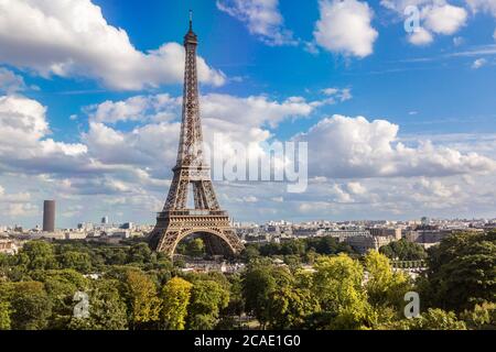 Luftaufnahme des Eiffelturms in Paris, Frankreich an einem schönen Sommertag Stockfoto