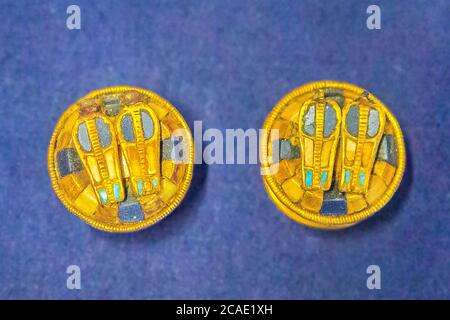 Ägypten, Kairo, Tutanchamon Schmuck, aus seinem Grab in Luxor : Ohrringe mit Uräusschlangen. Stockfoto