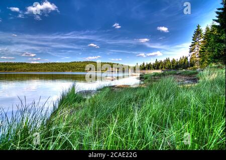 Cerna Nisa Damm in der Nähe von Bedrichov Stadt im Isergebirge, Tschechische Republik, das beste Foto. Stockfoto