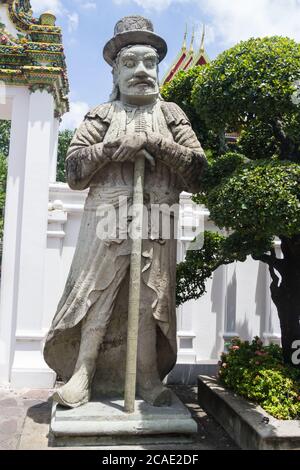 Einsame chinesische Steinhüterstatue neben der Tür im buddhistischen Tempelkomplex Wat Pho in Bangkok, Thailand Stockfoto