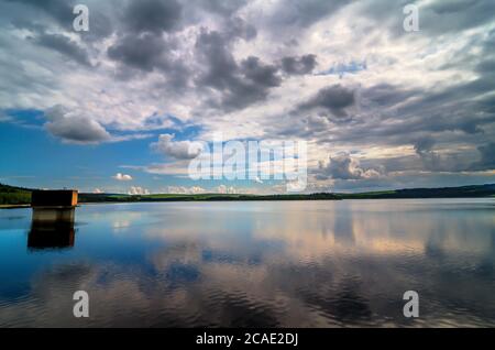 Prisecnice Damm in Krusne hory Berge, Wurzeln im Wassertank Prisecnice, das beste Foto. Stockfoto