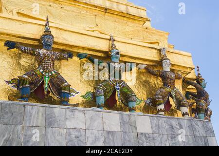 Golden Chedi mit unterstützenden Riesen Statuen im Emerald Buddha (Wat Phra Kaew) Tempel in Bangkok, Thailand im Grand Palace Komplex Stockfoto