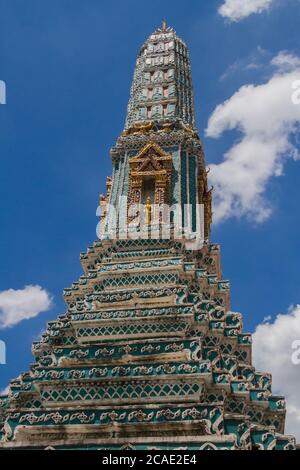 Dekorative Details eines goldenen Prangs am Emerald Buddha (Wat Phra Kaew) Tempel in Bangkok, Thailand im Grand Palace Komplex Stockfoto