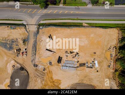 Bauland für die Entwicklung in der Arbeit der Luft Draufsicht auf unterirdische Versorgungsbau für Rohre in während der Sanitär-Bau gestapelt vorbereitet Stockfoto