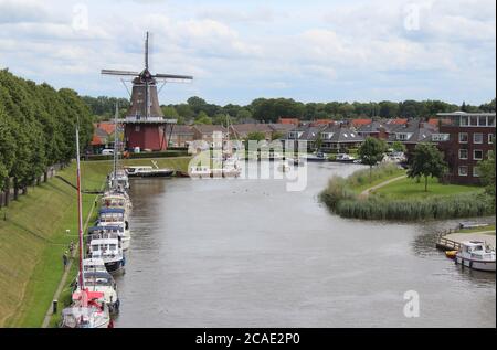 DOKKUM, NIEDERLANDE, 22. JULI 2020: Blick von der 'Zelden Rust' Windmühle in Dokkum in Richtung 'De Hoop' Windmühle. Beide Windmühlen sind touristische Attra Stockfoto