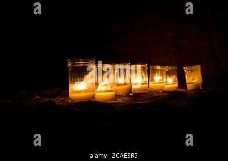 Kerzen auf der Straße in der Nacht der Kerzen, Pedraza, Segovia, Spanien Stockfoto