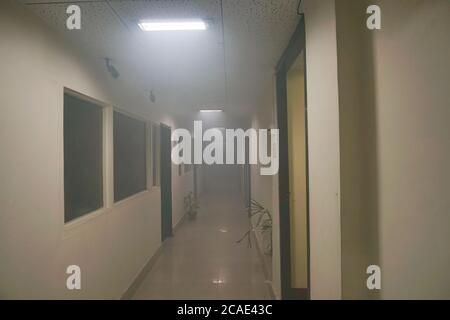Kolkata, Westbengalen, Indien - 21. Juni 2020 : ein Bürokorridor nach der Verwendung von Desinfektionsspray füllte Desinfektionsrauch die Luft. Sanitizaer verwendet, um f Stockfoto