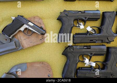 Bukarest, Rumänien - 29. Juli 2020: Details mit Beretta halbautomatischen Pistolen und der rumänischen alten Carpati Pistole MD. 1974 Stockfoto