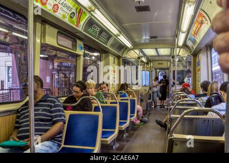 Passagiere in einem Chicago L Red Line Zug. Stockfoto