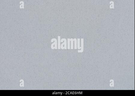 Weißes Papierblatt mit blauem Granulat-Schutz in Nahaufnahme Stockfoto