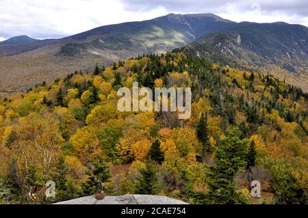 Atemberaubende Szenerie mit farbenprächtiger Herbstfärbung und malerischem Mount Lafayette im Franconia Notch State Park, New Hampshire. Blick vom Gipfel des bald Mountain. Stockfoto