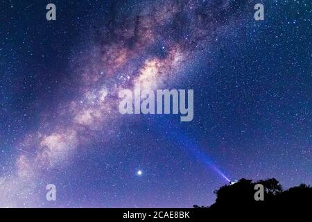 Wenn wir das Universum betrachten, erkennen wir, dass der Mensch nur ein bisschen Staub auf dem beleuchteten Teppich ist. In Momenten wie dieser Demut und Stockfoto