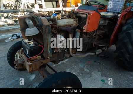 rusty red tractor with the engine uncovered close up Stockfoto