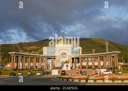 Juschno-Sachalinsk, Russland - 29. August 2019. Siegesplatz auf dem Hintergrund des Bolschewistischen Berges. Stockfoto