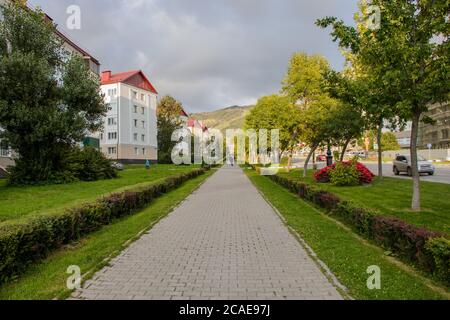 Juschno-Sachalinsk, Russland - 29. August 2019. Blick auf die Fußgängerzone der Victory Avenue. Die Straße führt zum Bolschewiki-Berg. Stockfoto