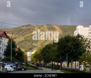 Juschno-Sachalinsk, Russland - 29. August 2019. Blick auf die Fußgängerzone der Victory Avenue. Im Hintergrund ist der Bolschewik. Stockfoto