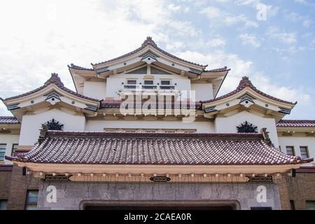 Juschno-Sachalinsk, Russland - 29. August 2019. Fragment der Fassade des Sachalin Regionalmuseums in einem japanischen Gebäude im Jahr 1932. Stockfoto