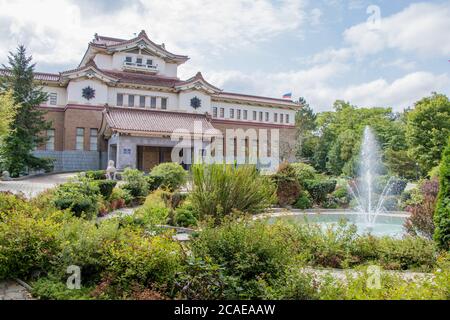 Juschno-Sachalinsk, Russland - 29. August 2019. Sachalin Regionalmuseum im japanischen Gebäude von 1932. Rund um das Gebäude ist ein schöner Park mit einem Stockfoto
