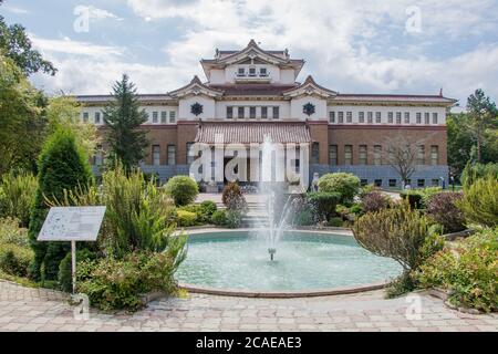 Juschno-Sachalinsk, Russland - 29. August 2019. Sachalin Regionalmuseum im japanischen Gebäude von 1932. Rund um das Gebäude ist ein malerischer Park mit Stockfoto