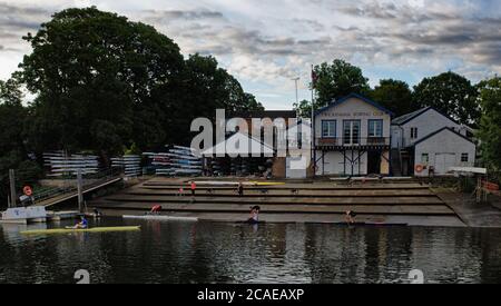 Am frühen Morgen Rudern aus dem Twickenbham Ruderclub auf Eel Pie Island, River Thames, England Stockfoto