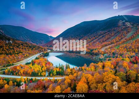 Wunderschöne Herbstfarben im Franconia Notch State Park bei Sonnenuntergang - White Mountain National Forest, New Hampshire, USA Stockfoto