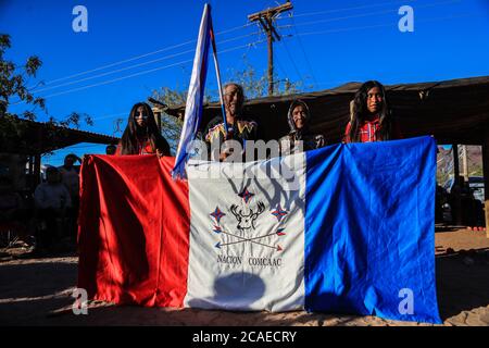 Ceremonia U honores a la badera de la nacion Comcaác o Seri, , durante la celebración del año nuevo Seri en la comunidad indigena Punta Chueca, Sonora Mexiko. Territorio Comcaác está en el desierto y la costa de Sonora y el Golfo de California, se compon de Punta Chueca, Isla del Tiburón y Desemboque pertenecientes a los municipios de Hermosillo y Pitiquito en el estado de Sonora.Tienen cierta autonomía independiente. Los seris habitan principalmente las localidades de El Desemboque (Haxöl Iihom, municipio de Pitiquito, y Punta Chueca (Socaaix) en la costa. Cultura tradicional, Ahnen, usos Stockfoto