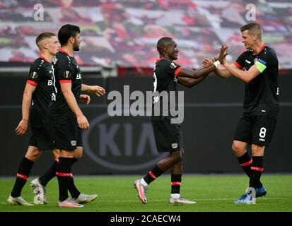 Bayer 04 Leverkusens Moussa Diaby (2. Rechts) feiert das erste Tor seiner Mannschaft während der UEFA Europa League, Viertelfinale in der BayArena, Leverkusen. Stockfoto