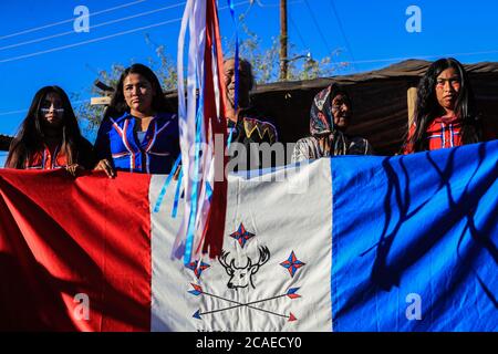 Ceremonia U honores a la badera de la nacion Comcaác o Seri, , durante la celebración del año nuevo Seri en la comunidad indigena Punta Chueca, Sonora Mexiko. Territorio Comcaác está en el desierto y la costa de Sonora y el Golfo de California, se compon de Punta Chueca, Isla del Tiburón y Desemboque pertenecientes a los municipios de Hermosillo y Pitiquito en el estado de Sonora.Tienen cierta autonomía independiente. Los seris habitan principalmente las localidades de El Desemboque (Haxöl Iihom, municipio de Pitiquito, y Punta Chueca (Socaaix) en la costa. Cultura tradicional, Ahnen, usos Stockfoto