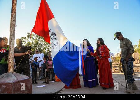 Ceremonia U honores a la badera de la nacion Comcaác o Seri, , durante la celebración del año nuevo Seri en la comunidad indigena Punta Chueca, Sonora Mexiko. Territorio Comcaác está en el desierto y la costa de Sonora y el Golfo de California, se compon de Punta Chueca, Isla del Tiburón y Desemboque pertenecientes a los municipios de Hermosillo y Pitiquito en el estado de Sonora.Tienen cierta autonomía independiente. Los seris habitan principalmente las localidades de El Desemboque (Haxöl Iihom, municipio de Pitiquito, y Punta Chueca (Socaaix) en la costa. Cultura tradicional, Ahnen, usos Stockfoto