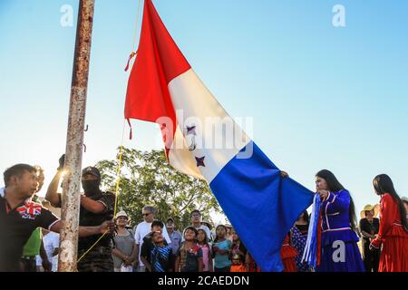 Ceremonia U honores a la badera de la nacion Comcaác o Seri, , durante la celebración del año nuevo Seri en la comunidad indigena Punta Chueca, Sonora Mexiko. Territorio Comcaác está en el desierto y la costa de Sonora y el Golfo de California, se compon de Punta Chueca, Isla del Tiburón y Desemboque pertenecientes a los municipios de Hermosillo y Pitiquito en el estado de Sonora.Tienen cierta autonomía independiente. Los seris habitan principalmente las localidades de El Desemboque (Haxöl Iihom, municipio de Pitiquito, y Punta Chueca (Socaaix) en la costa. Cultura tradicional, Ahnen, usos Stockfoto