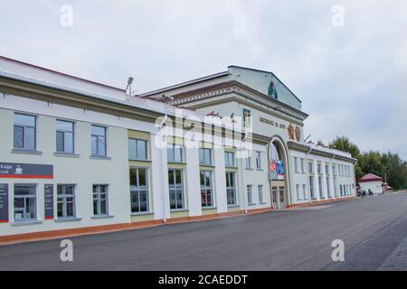 Komsomolsk-on-Amur, Russland - 22. August 2019: Das Gebäude des Bahnhofs Komsomolsk-on-Amur. Fernöstliche Eisenbahn. Stockfoto