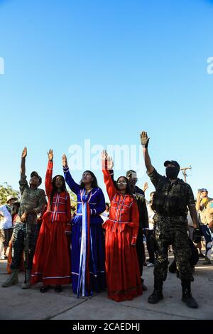 Ceremonia U honores a la badera de la nacion Comcaác o Seri, , durante la celebración del año nuevo Seri en la comunidad indigena Punta Chueca, Sonora Mexiko. Territorio Comcaác está en el desierto y la costa de Sonora y el Golfo de California, se compon de Punta Chueca, Isla del Tiburón y Desemboque pertenecientes a los municipios de Hermosillo y Pitiquito en el estado de Sonora.Tienen cierta autonomía independiente. Los seris habitan principalmente las localidades de El Desemboque (Haxöl Iihom, municipio de Pitiquito, y Punta Chueca (Socaaix) en la costa. Cultura tradicional, Ahnen, usos Stockfoto