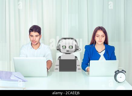 Konzept des Coworking junge Mann und Frau mit innovativen Roboter sitzen am Tisch im Büro. Kundendienstmitarbeiter und Roboterkonzept. Mensch Stockfoto