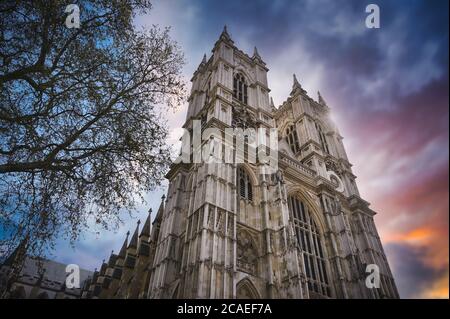 Sonnenuntergang über Westminster Abbey in London, England im Vereinigten Königreich. Stockfoto