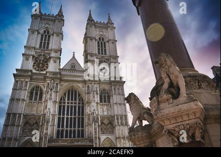 Sonnenuntergang über Westminster Abbey in London, England im Vereinigten Königreich. Stockfoto