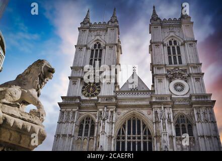 Sonnenuntergang über Westminster Abbey in London, England im Vereinigten Königreich. Stockfoto