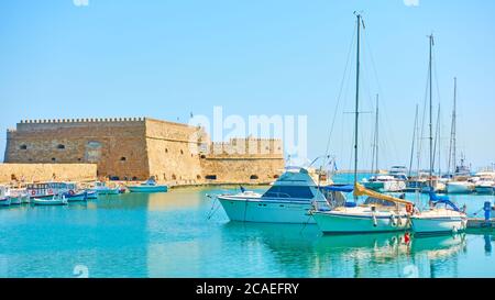 Hafen mit Booten und Yachten an der Festung Koules in Heraklion an sonnigen Sommertagen, Kreta, Griechenland Stockfoto