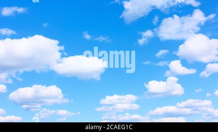 Blauer Himmel mit weißen Heap Wolken - Panorama Wolkenlandschaft, kann als Hintergrund verwendet werden Stockfoto