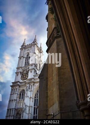 Sonnenuntergang über Westminster Abbey in London, England im Vereinigten Königreich. Stockfoto