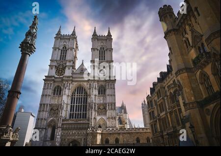 Sonnenuntergang über Westminster Abbey in London, England im Vereinigten Königreich. Stockfoto