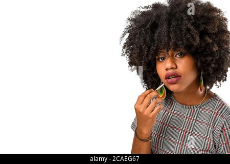 Wunderschöne schwarze Frau trägt Make-up Stockfoto