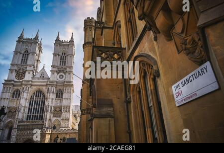 Sonnenuntergang über Westminster Abbey in London, England im Vereinigten Königreich. Stockfoto