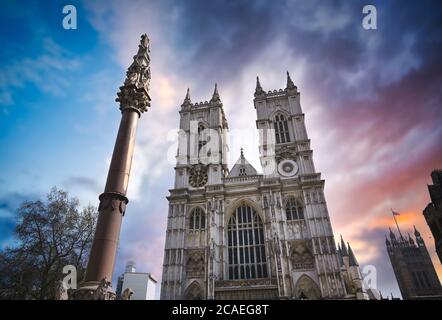 Sonnenuntergang über Westminster Abbey in London, England im Vereinigten Königreich. Stockfoto