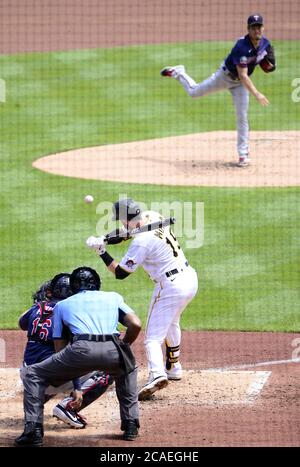 Pittsburgh, Usa. August 2020. Minnesota Twins Startpitcher Kenta Maeda (18) wirft Pittsburgh Pirates dritten Baseman Colin Moran (19) im zweiten Inning im PNC Park am Donnerstag, 6. August 2020 in Pittsburgh. Foto von Archie Carpenter/UPI Kredit: UPI/Alamy Live News Stockfoto