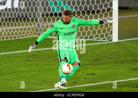 Basel, Schweiz. August 2020. Torwart Kevin Trapp (#1 Eintracht Frankfurt) Torkick während des UEFA Europa League Fußballspiels der Runde 16 zwischen FC Basel 1893 und Eintracht Frankfurt Daniela Porcelli/SPP Quelle: SPP Sport Pressefoto. /Alamy Live Nachrichten Stockfoto